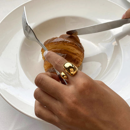 Anel minimalista à prova d'água em ouro 18K – Joia moderna e sofisticada para os dedos