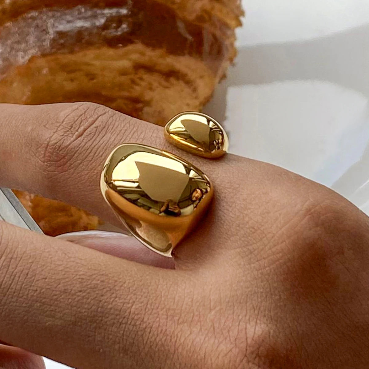 Anel minimalista à prova d'água em ouro 18K – Joia moderna e sofisticada para os dedos