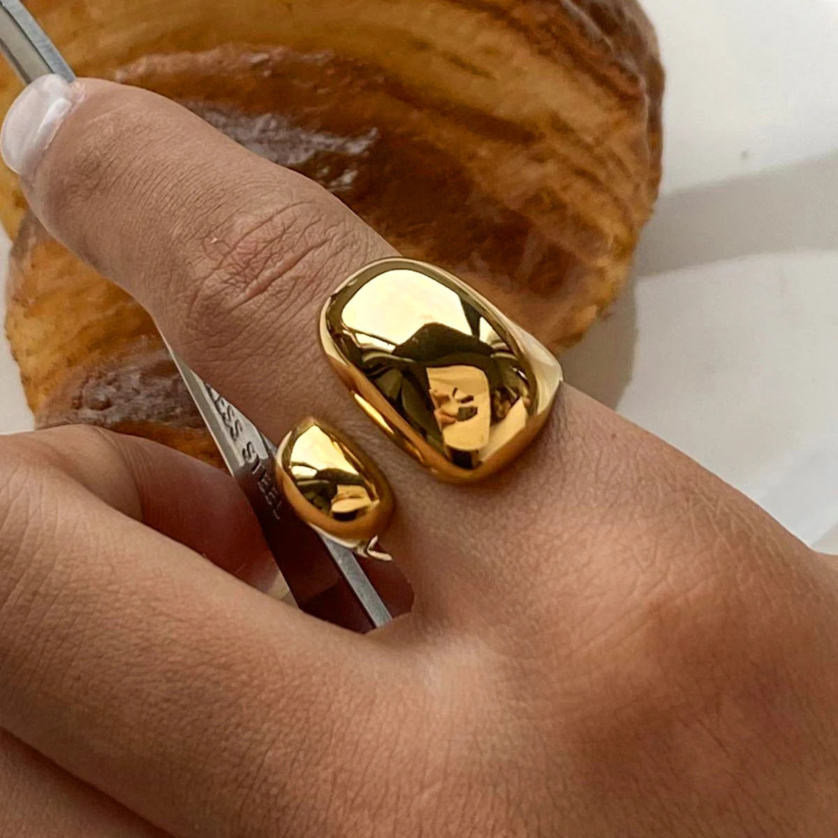 Anel minimalista à prova d'água em ouro 18K – Joia moderna e sofisticada para os dedos