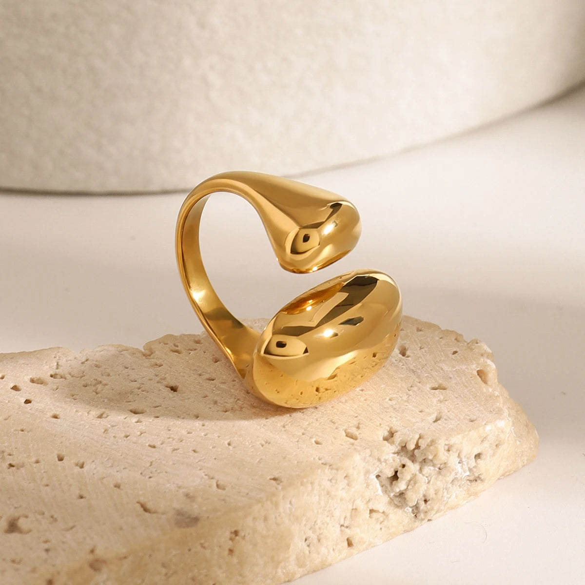 Anel minimalista à prova d'água em ouro 18K – Joia moderna e sofisticada para os dedos