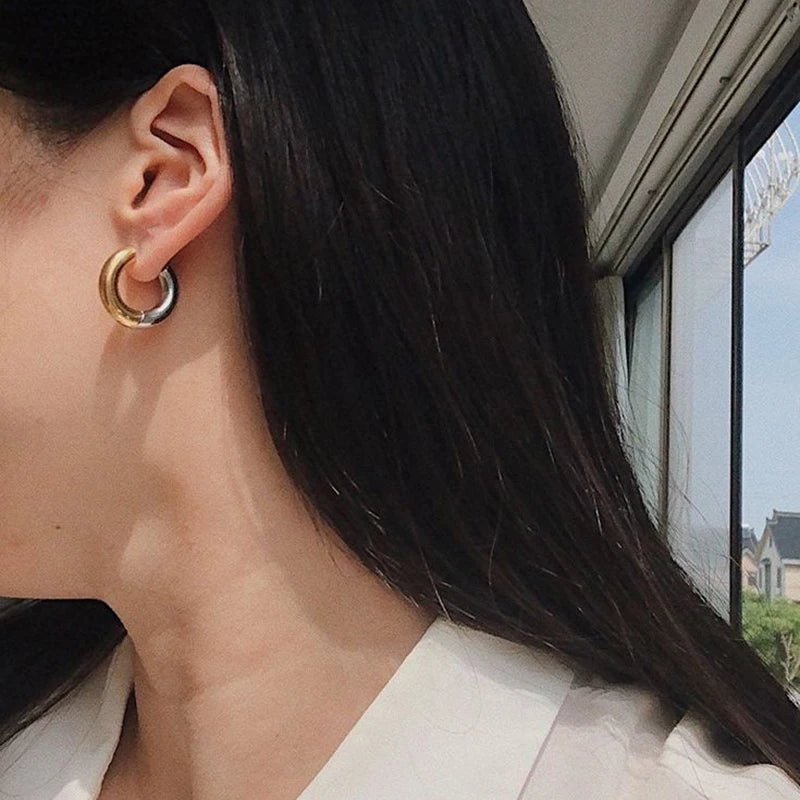 Two-Tone Glossy Huggie Hoop Earrings™ – Bold Retro Style with Modern Edge