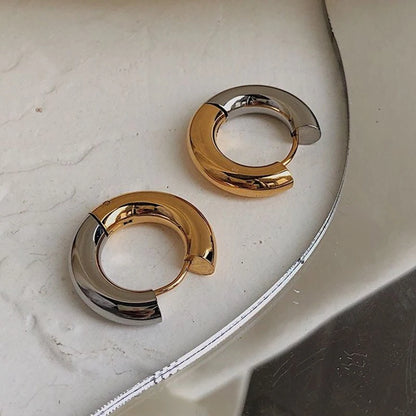 Two-Tone Glossy Huggie Hoop Earrings™ – Bold Retro Style with Modern Edge