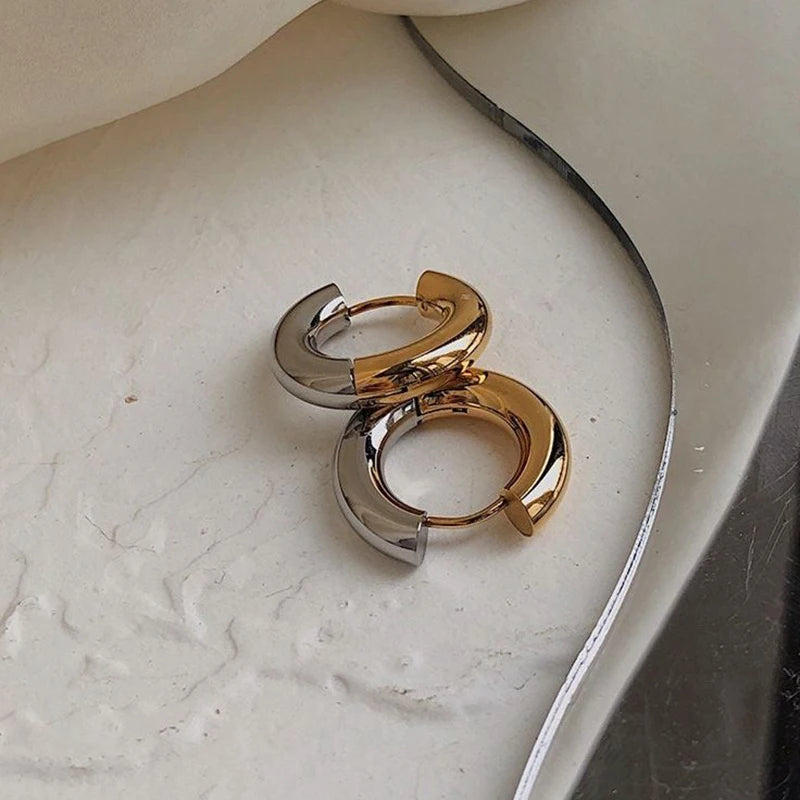 Two-Tone Glossy Huggie Hoop Earrings™ – Bold Retro Style with Modern Edge