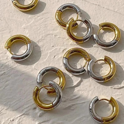 Two-Tone Glossy Huggie Hoop Earrings™ – Bold Retro Style with Modern Edge